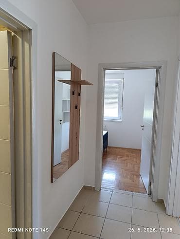 izdajem stan: Izdajem jednoiposoban namešten stan u blizini bolnice. Lift, parking — 10