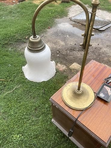 stilski namestaj duki слике: Stona lampa u klasičnom stilu - Materijal: metal u mesinganom finišu — 1