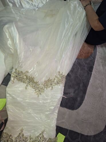 exit odeca: Svečana duga haljina u boji slonovače sa širokim bretelama. Gornji deo — 10