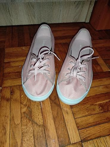 Prodajem original Lacoste ženske patike u nežno roze boji, u veličini