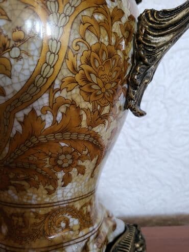 vaza sa cvecem crtez: Vaza nova iz 50ih god. porcelan,neka vrsta legure. rucni rad — 12