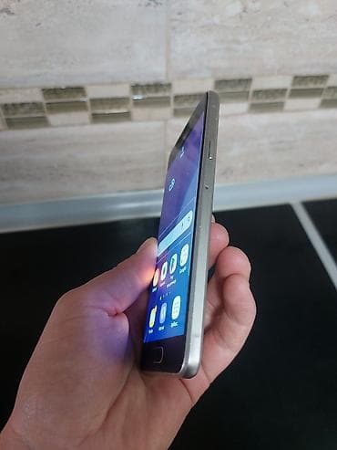 telefon za slabovide: Samsung Galaxy A3 (2016) – zlatni - Kompaktan 4.7" Super AMOLED ekran — 2