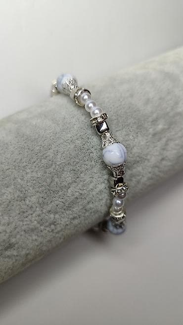 kofer za kvad: Elegantna ženska narukvica sa perlama i metalnim elementima - Dizajn — 4