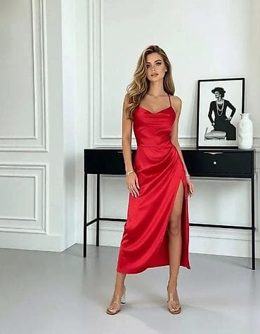 Haljine: Saten haljina na bretele – elegantan slip model - Materijal: glatki — 1