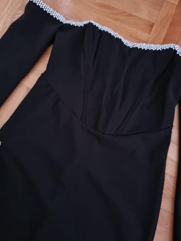 haljine 48: Elegantna crna mini haljina sa dugim rukavima i otvorenim ramenima — 2