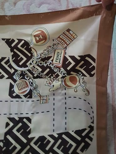 nosena bogner kapa: Fendi marama 100% svila. Na jednom delu se od vezivanja blago — 8