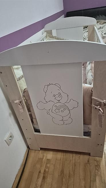 deciji ormari za devojcice: Drveni krevetac za bebe sa motivom mede na obema čelnim stranicama — 1