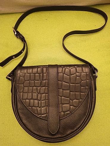 sandale anatomske: Tašnica mala, crna od prave kože, dimenzije 25x23x6 cm, kaiš podesiv — 1