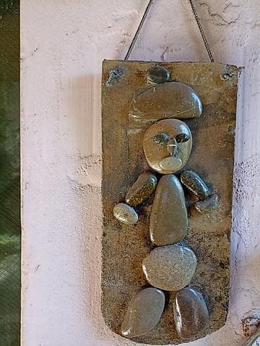 Ukras na crepu,čovek sa kapom od lepljenog kamena,potom