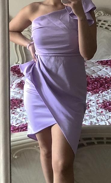 Elegantna asimetrična haljina na jedno rame u boji lavande. Detalji