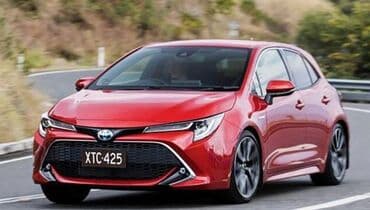 corsa c: Crveni Toyota Corolla hatchback sa petoro vrata, idealan za gradsku — 2