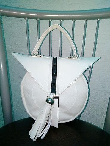 satovi ženski: Unikatna ženska torba – okruglog oblika, u beloj boji sa teksturom — 1