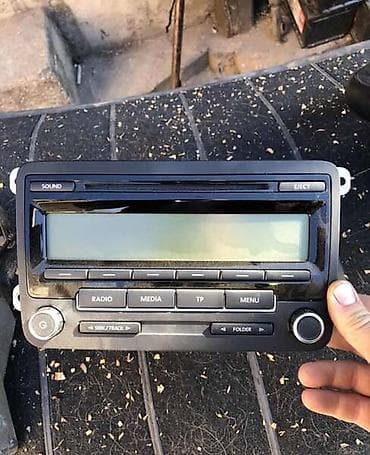 FABRICKI RADIO ZA VOLKSWAGEN GOLF 5, GOLF 6, PASSAT B6 . | Polovni