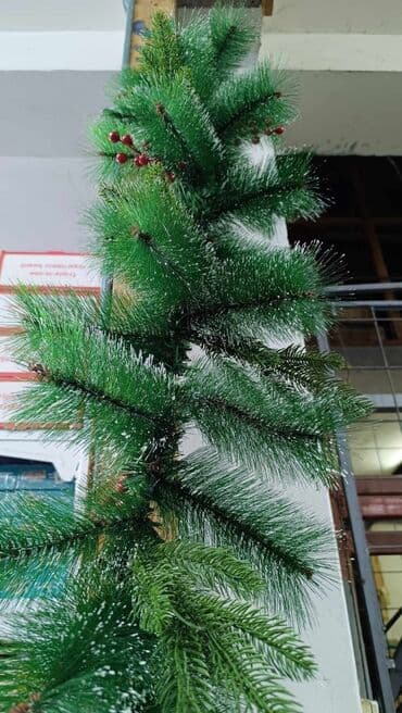 vaza sa cvecem crtez: Gerlanda zelena Borić sa belim vrhovima i bobicama 3m dužina Cena — 2