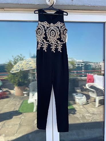 mona svecani kompleti: Elegantni crni ženski kombinezon bez rukava sa bogatom zlatnom — 2
