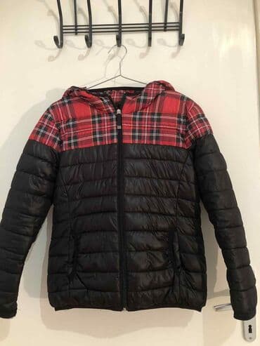 Zimska jakna sa kapuljačom, crno‑crvena - Model: puffer/štepana jakna