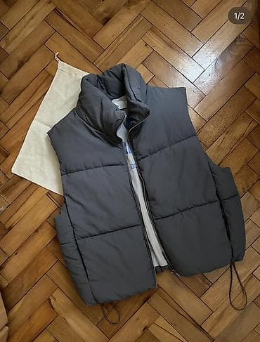 Puf prsluk Bershka – tamnosivi spolja, svetlosiva postava sa natpisom na lalafo.rs Puf prsluk Bershka – tamnosivi spolja, svetlosiva postava sa natpisom