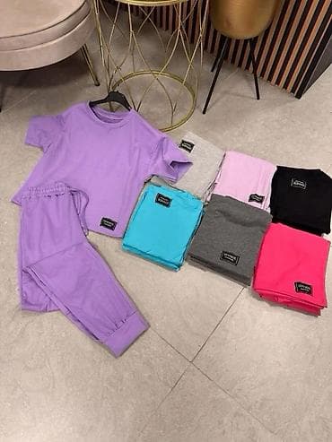 Gornji i donji deo: Ženski komplet trenerke – crop majica i donji deo - Model: dvoječni — 5