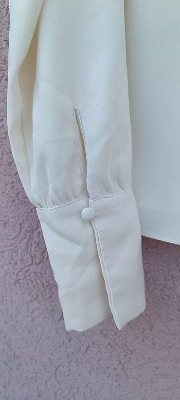 Elegantna bela bluza sa V izrezom - Boja: bela - Kroj: ravna silueta