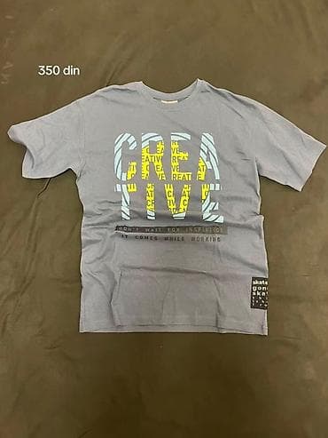 Siva pamučna majica kratkih rukava sa štampom. Prednji print: veliki