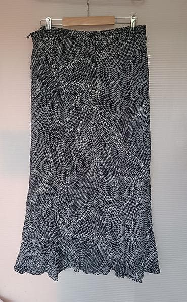 Crno-bela suknja sa apstraktnim mikro-„oval” printom. Maxi dužina sa