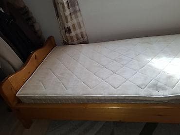 Stolovi: Krevet na prodaju. 50 e sa dusekom ili bez . dobro ocuvan. Dimenzije — 2