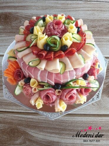 Slana torta za proslave, pažljivo aranžirana sa raznim vrstama