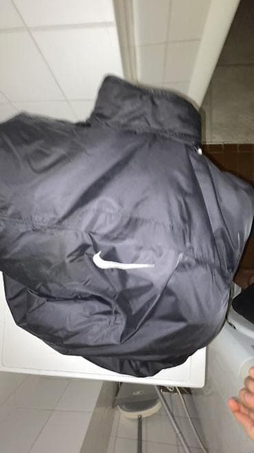 majice l: Crna Nike sportska jakna sa visokim kragnom i punjenjem za hladnije — 8