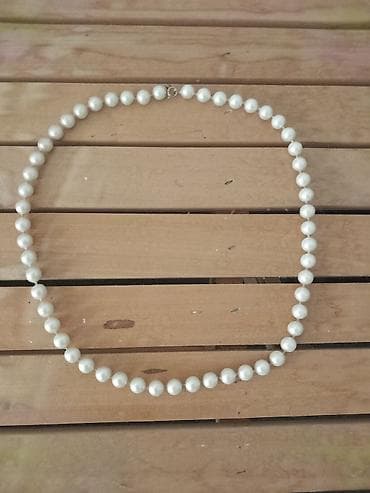 van cleef narukvica: Ogrlica od belih bisera, klasičnog i elegantnog izgleda. Niz je — 1