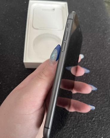 torba za laptop carpisa: Apple iPhone 11 u crnoj boji, sa originalnom kutijom. Telefon ima — 4