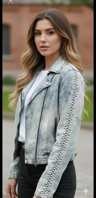 Ženska teksas jakna – svetlo ispran (acid wash) denim sa unikatnim