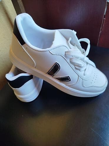 obuca new yorker: Bele sportske patike – veličina 41 - Klasičan, čist dizajn u beloj — 2