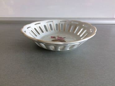 sampanjac za decu: Porcelanska satula iz 70tih
Porcelan Zajecar Jugoslavija — 2