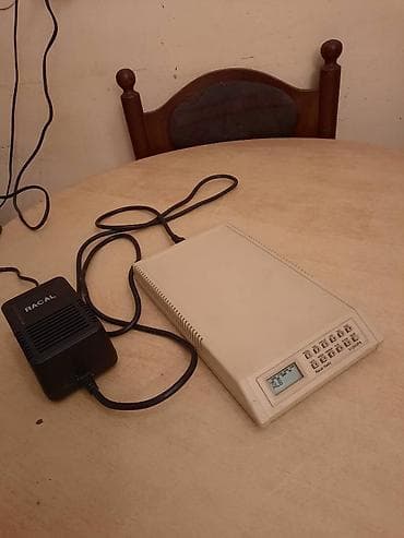 Stari retro modem i adapter za kompjuter.

Nepoznato stanje