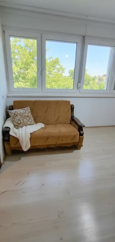 Ugaone garniture: Продајем двосед на развлачење на коме могу спавати две особе — 1