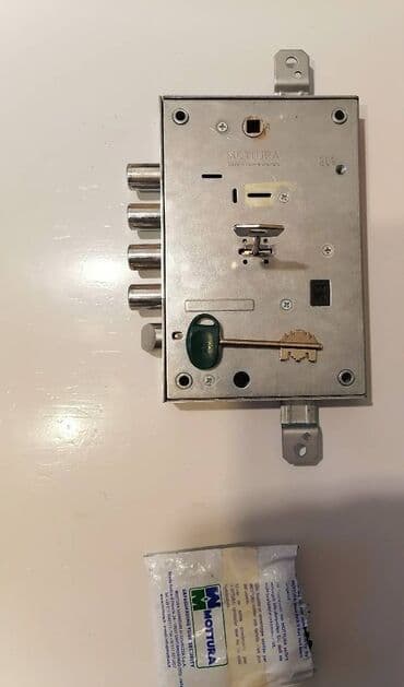 komode sa ogledalom za spavacu sobu: Doors — 4