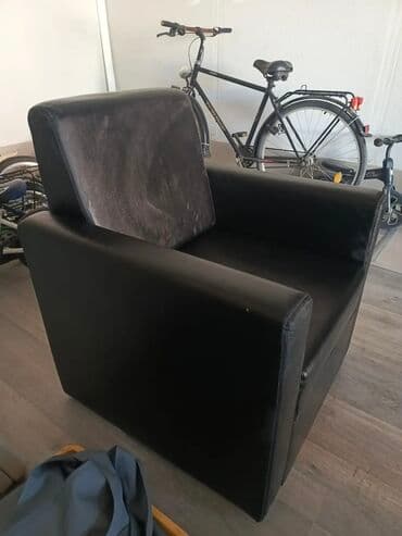 Furniture: Jednostavna i elegantna fotelja u crnoj boji, idealna za dopunu — 2