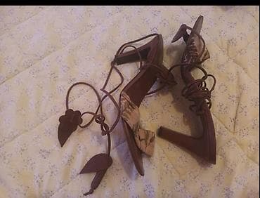 sandale sa nitnama: Hugo Boss ženske sandale na petu - Model: kožne sandale sa vezivanjem — 2