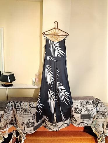 Duga letnja haljina sa tankim bretelama u crno‑beloj kombinaciji na lalafo.rs Duga letnja haljina sa tankim bretelama u crno‑beloj kombinaciji