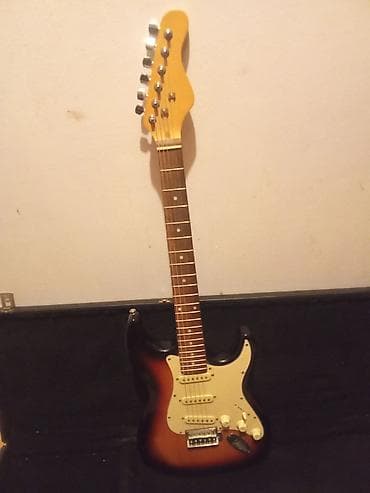 Art & Collectibles: Električna gitara tipa Stratocaster u sunburst finišu, sa belim — 3