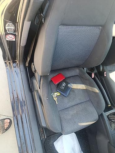 1000 litara je: Volkswagen Polo 1.4,plin trovratni hatchback, crna boja. Ključne — 5