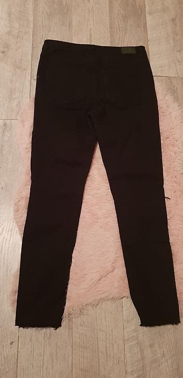 zenski kompleti sako i pantalone za punije: Crne ženske farmerke – skinny kroj. - Boja: jednobojna crna - Model — 2
