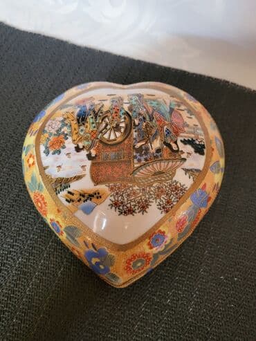 swarovski kristali cena: Satula veca,rucno oslikana iz 70ih. Satula je perfektna sve na njoj — 3