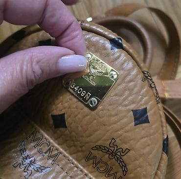 stradivarius aksesoari: MCM mini stark ranac konjak braon boje sa monogram printom. Nov je — 8