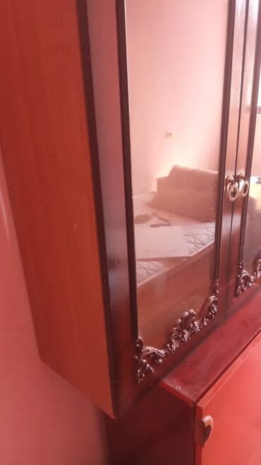 Viseca vitrina(retro)91x89,dubina 28,uz nj idu dve police — 3