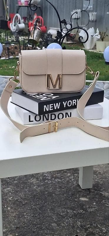 kozne helanke zenske: Torba mona sa širokim kaišem i metalnim slovom „M” na preklopu — 1