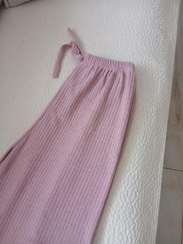 Muška odeća: Ženske rebraste široke pantalone – pink/lavanda nijansa - Model — 2
