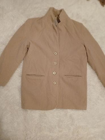 prsluk sa grejačima: Bež ženski kaput klasičnog kroja - Boja: svetlo bež - Krojenje: ravna — 2