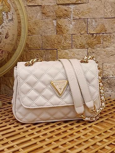 GUESS ženska torba – prošiveni model sa lancem - Model