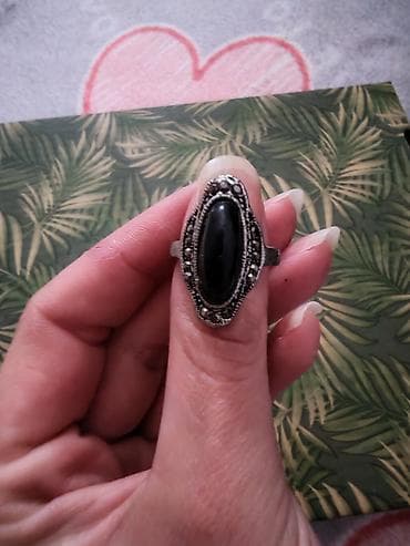 Prsten sa crnim kamenom i markazit detaljima - Elegantna duga ovalna